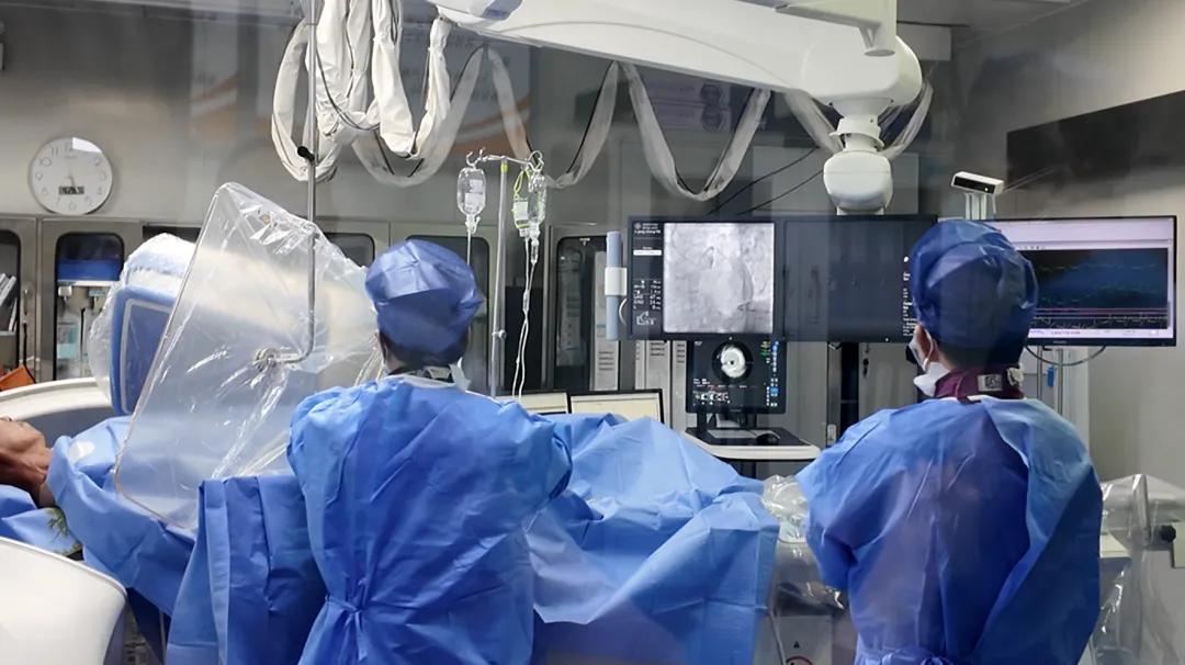 Xi'an Chang'an Hospital cardiovascular team performing 6th-generation stent implantation — the first in Northwest China