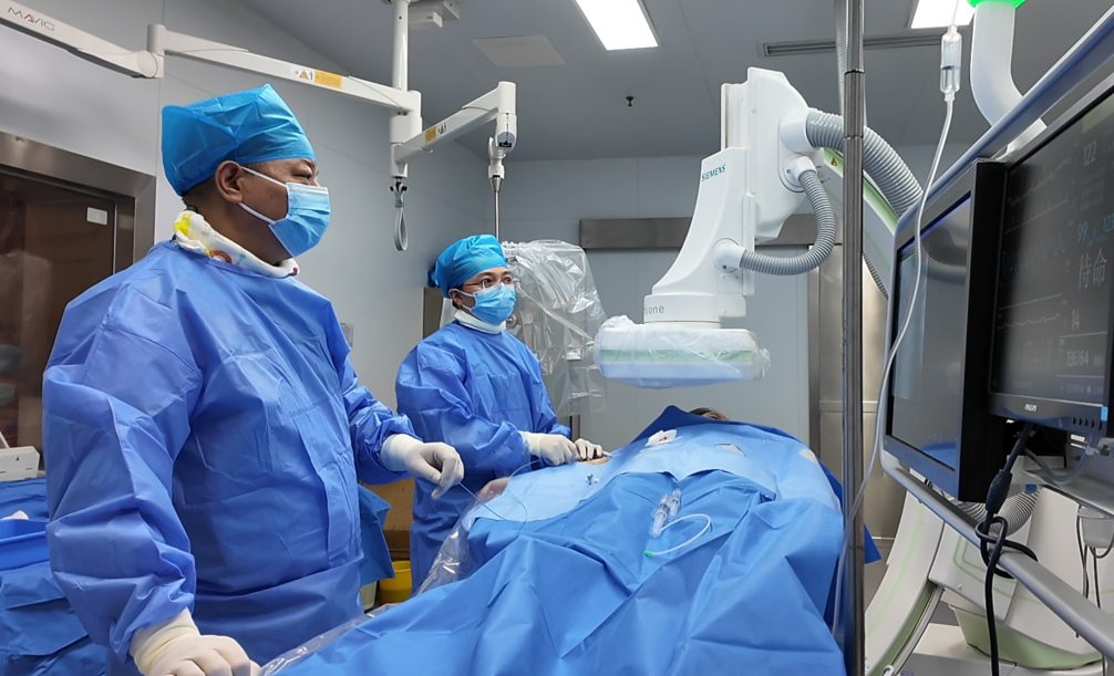 Angiograma DSA preembolización que muestra una vascularización tumoral anormal densa que alimenta el tumor maligno del nervio sacro