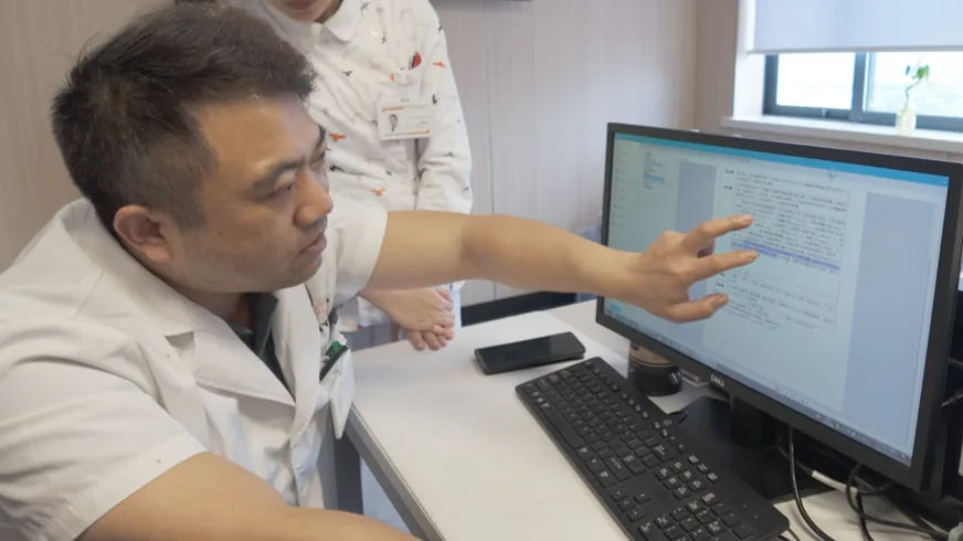 Director Luo Kuo reviewing a patient's imaging at Chongqing HYGEIA Hospital