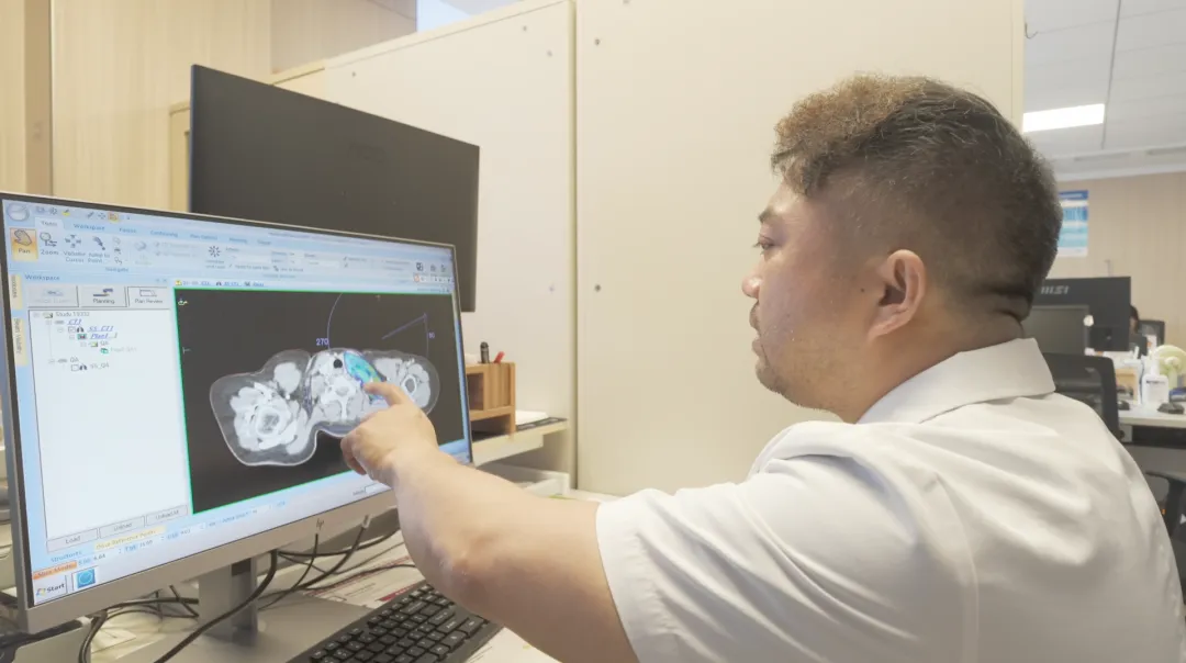 Dr. Luo Kuo, Director of Oncology Center at Chongqing HYGEIA Hospital, reviewing a CT scan
