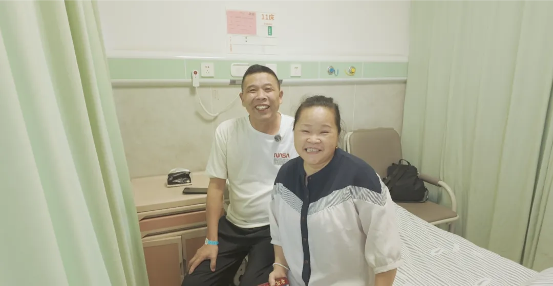 Mr. Yang smiling with his wife in the hospital ward at Chongqing HYGEIA Hospital
