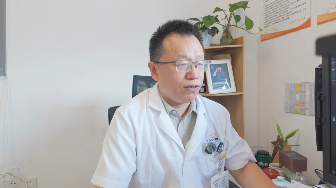 Dr. Zhang Jinshun, Director of Ward 1 of the Oncology Center at Chongqing HYGEIA Hospital