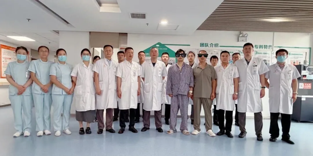Mr. Li and his family posing with the multidisciplinary care team of Chang'an Hospital after recovery