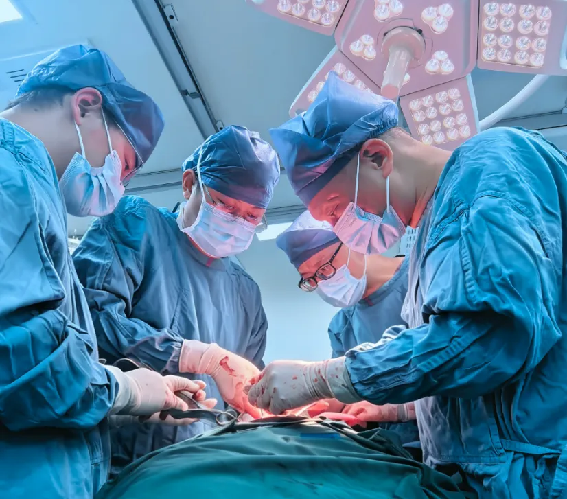 Surgeons at Chang'an Hospital operating under surgical lights during the emergency splenectomy