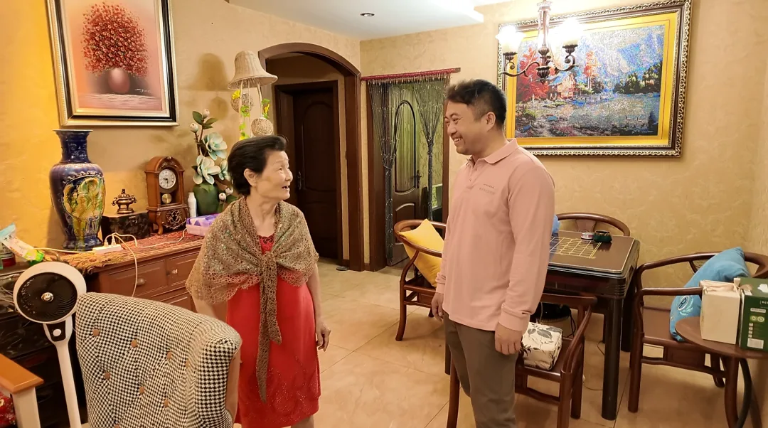 Director Luo Kuo visiting Ms. Qian at her home in Chongqing